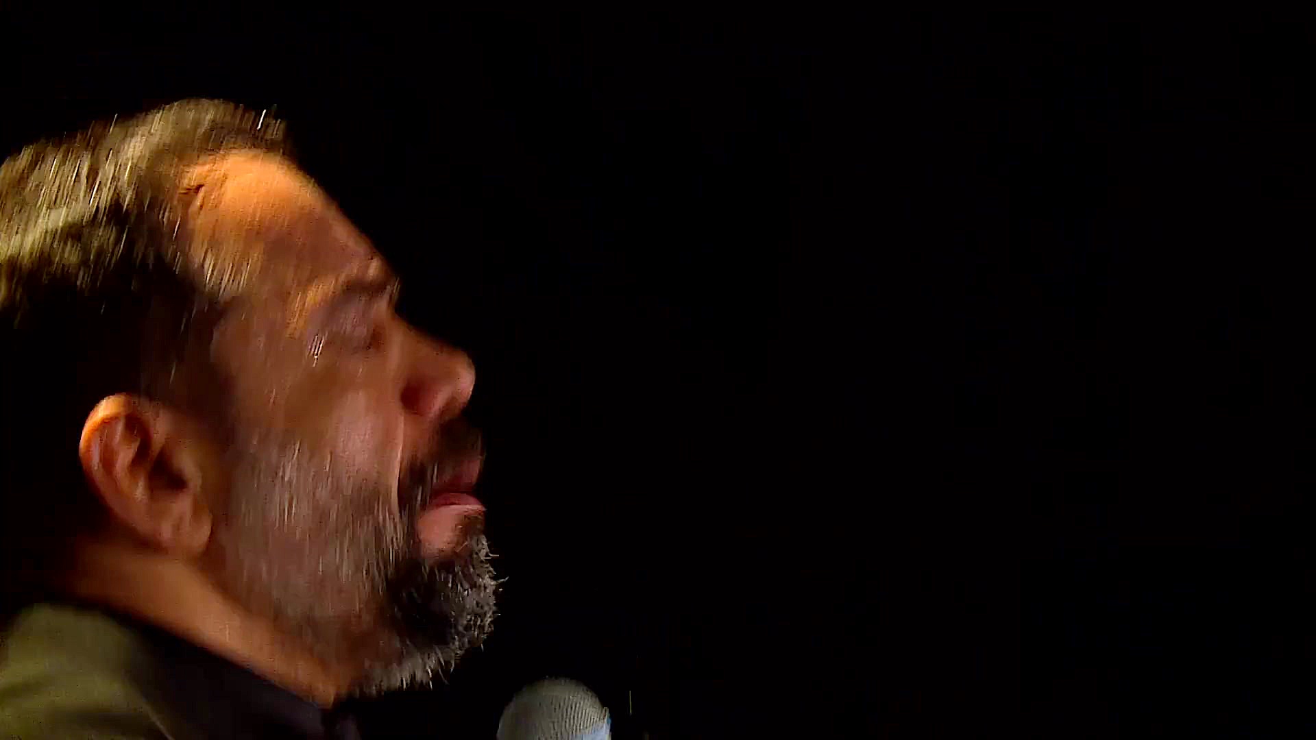  این منم ام البنین دارد تماشا...