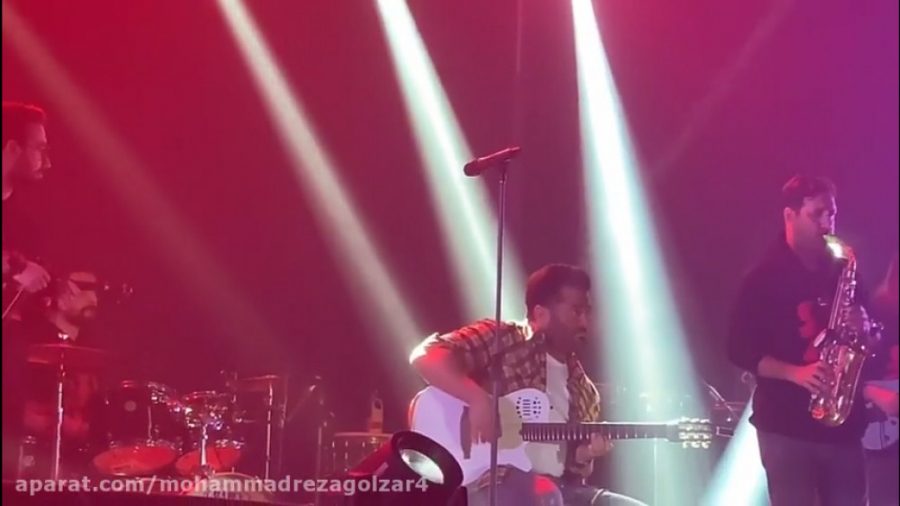 گیتار نوازی رضا گلزار در کنسرت...