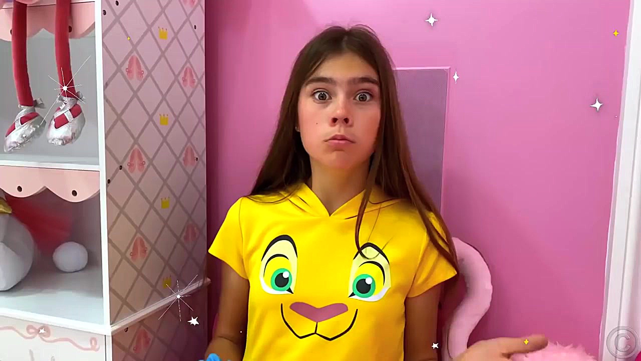 استیسی صورت خودشو نقاشی میکنه...