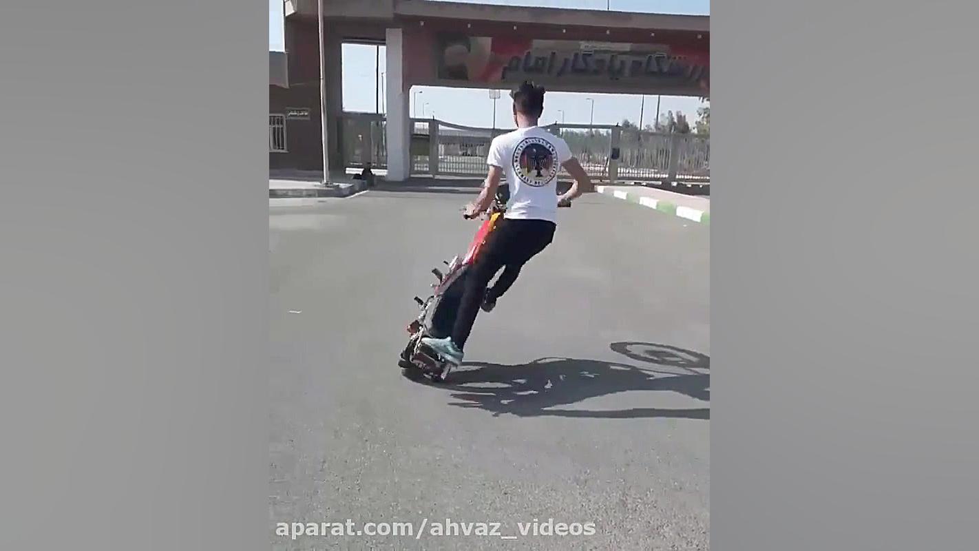 حرکات نمایشی موتوری تک چرخ با...