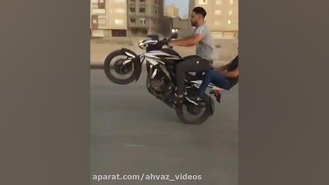 حرکات نمایشی موتوری تک چرخ با...