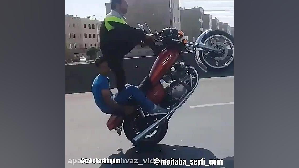 حرکات نمایشی موتوری تک چرخ با...