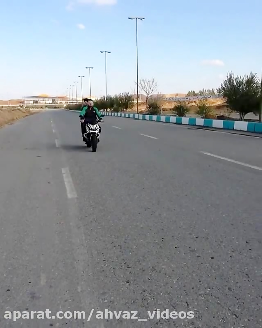 حرکات نمایشی موتوری تک چرخ با...