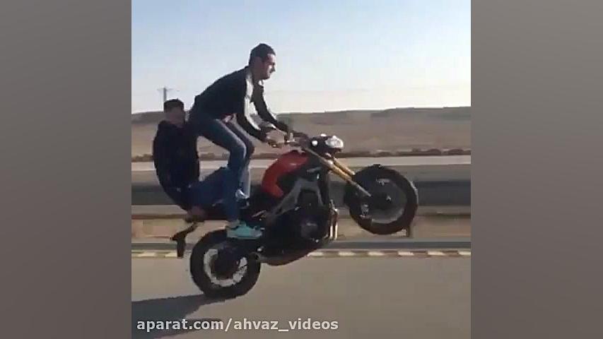 حرکات نمایشی موتوری تک چرخ با...