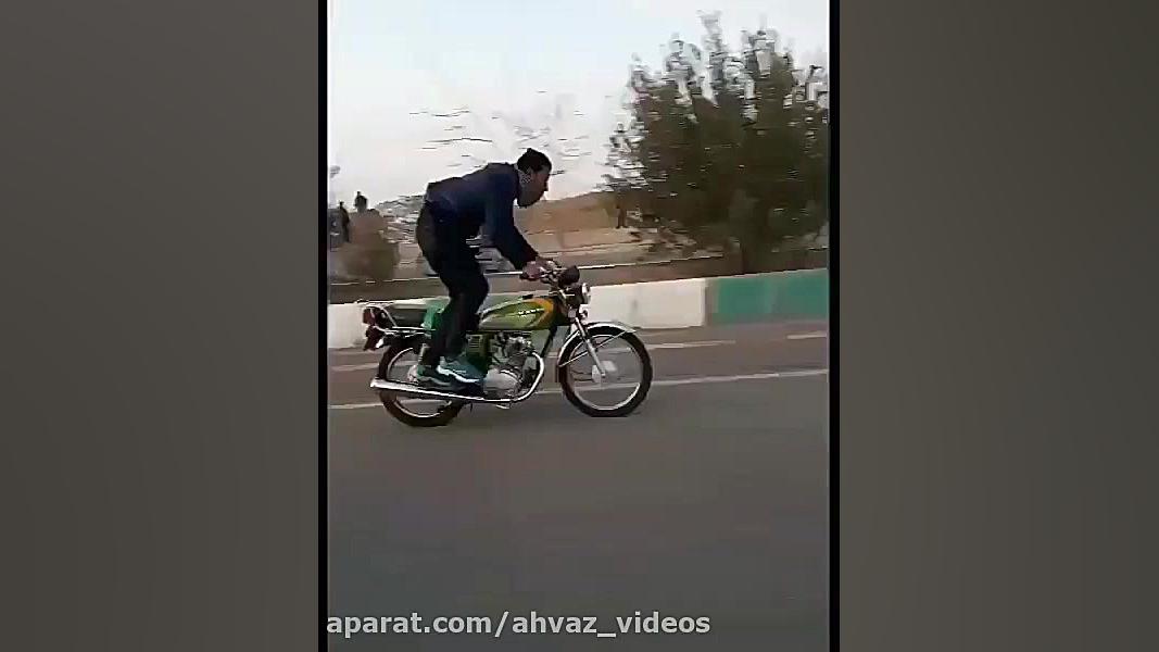 حرکات نمایشی تک چرخ با موتور 1...