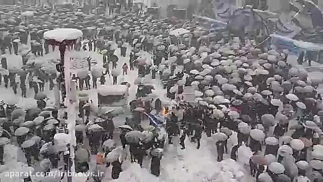 راهپیمایی مردم رشت زیر بارش شد...