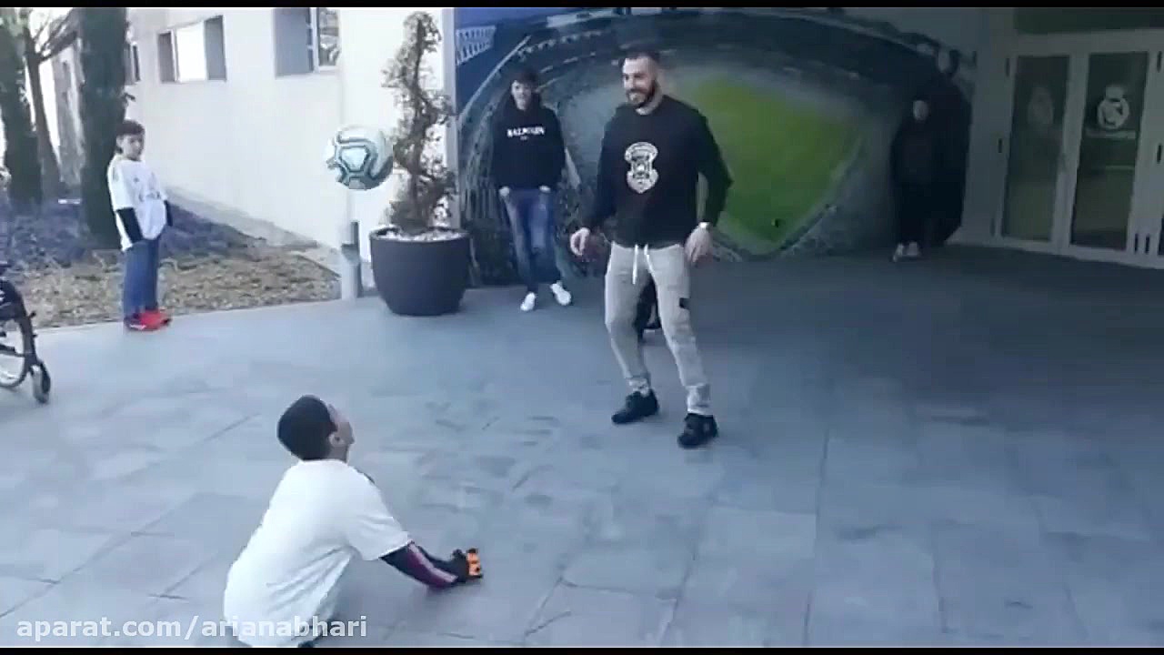 بازی کریم بنزما با یک کودک معل...