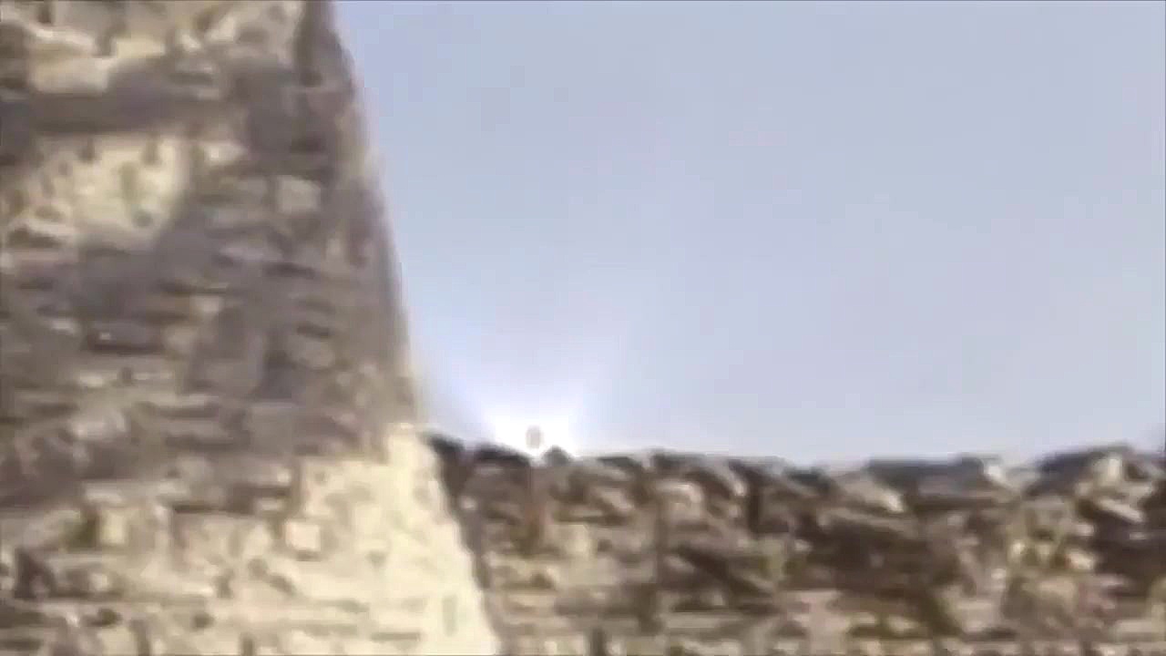 Mysterious UFO With Lights Cau...