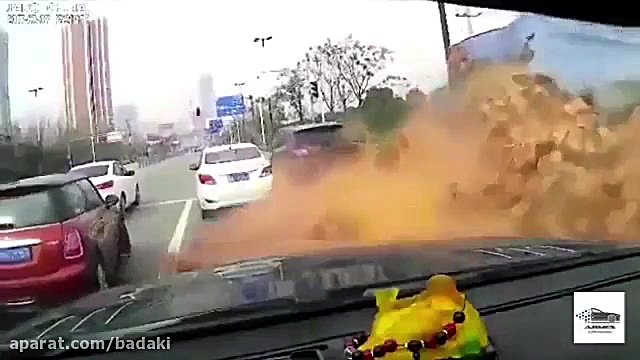 واژگونی تریلی حامل آجر سفال رو...