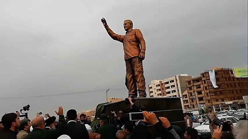 لحظه رونمایی از تندیس شهید قاس...