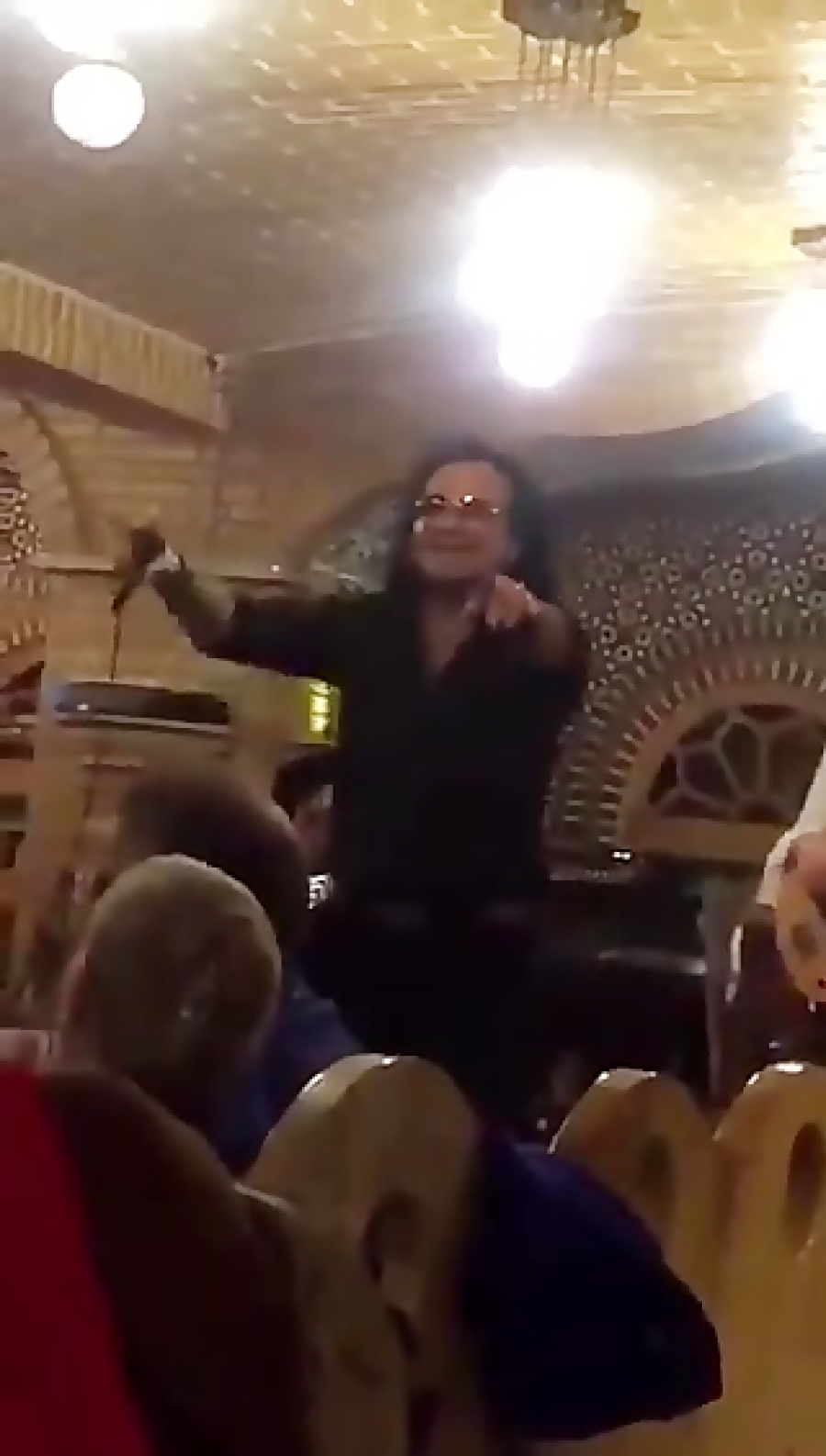 خوانندگی اندی داخلی در رستوران...