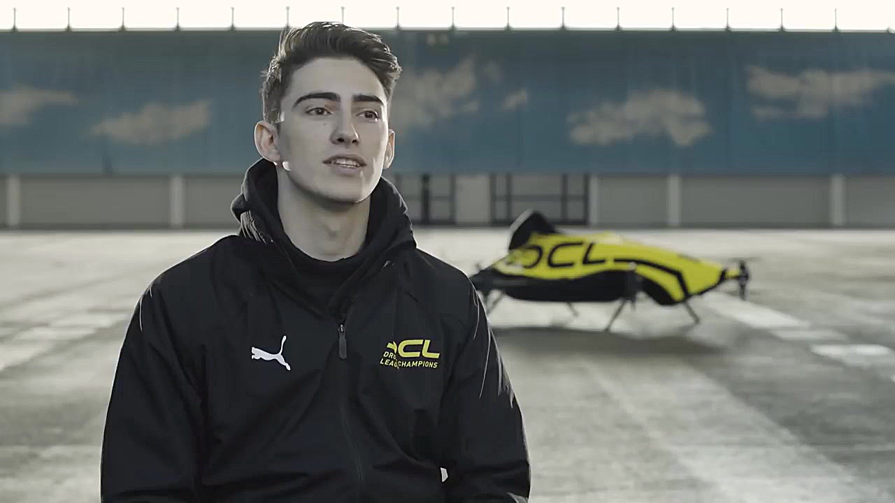 پرواز نمایشی با پهپاد سرنشین د...