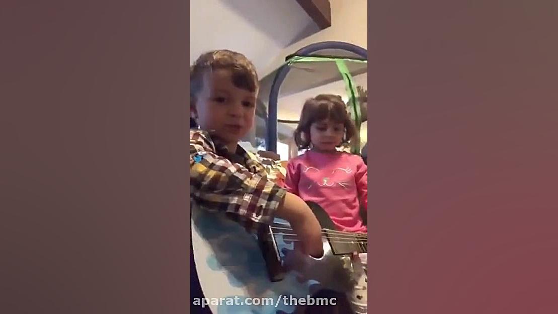 این دختر بامزه به این پسر بچه...