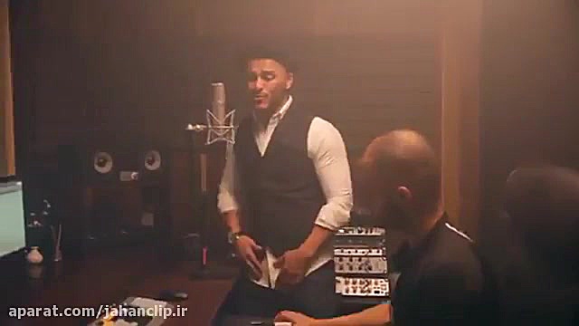 آرمین تو ای اف ام  آواز خواندن...