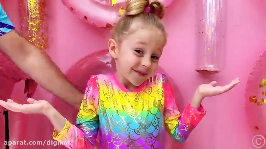 آب بازی ناستیا و پاپا در وان