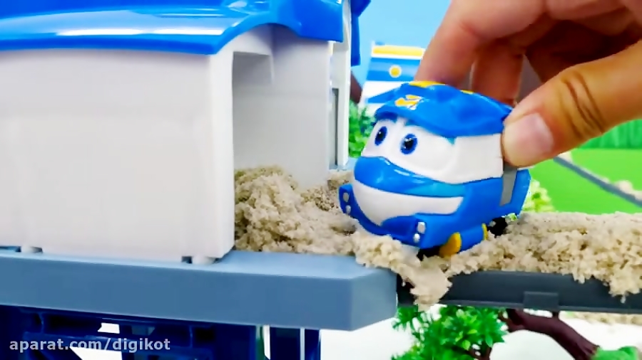 بازی با قطارهای اسباب بازی