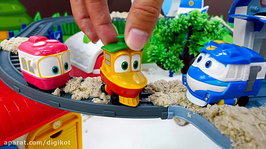 بازی با قطارهای اسباب بازی