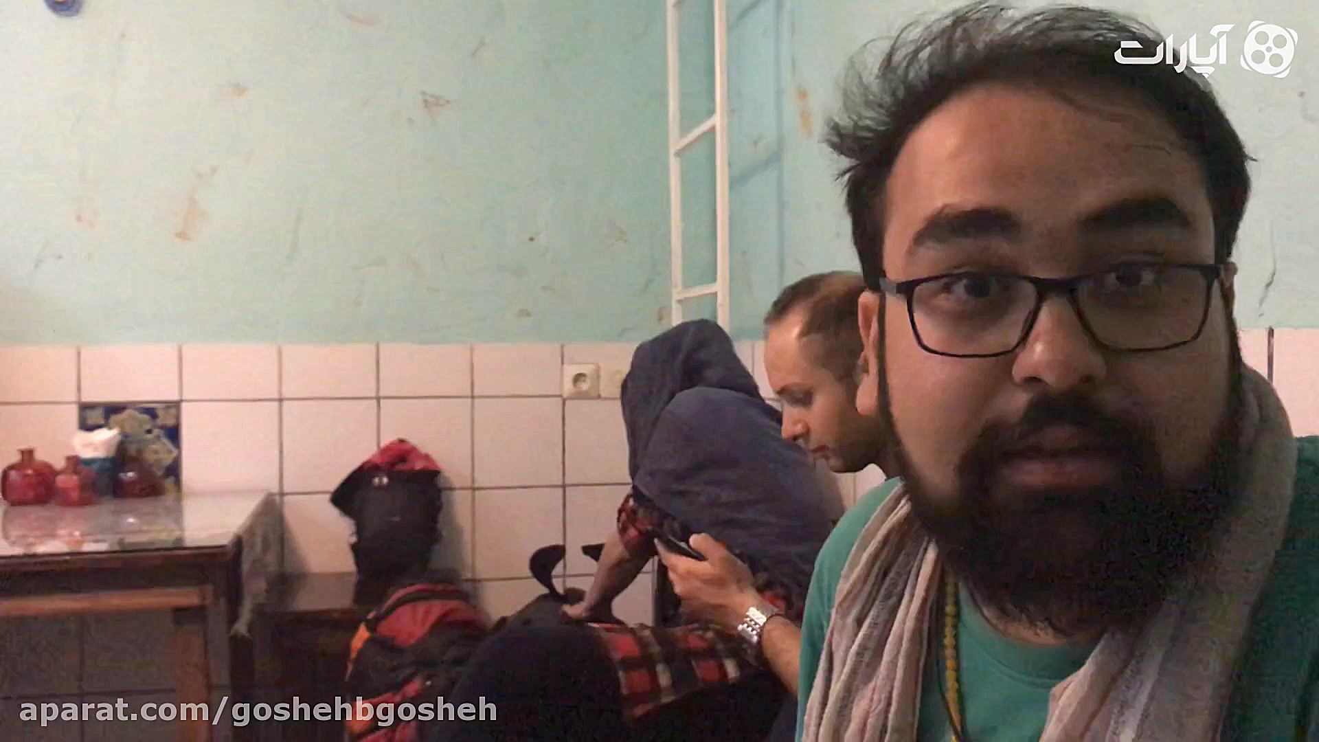 هم دنبال حموم میگردیم هم بستنی...