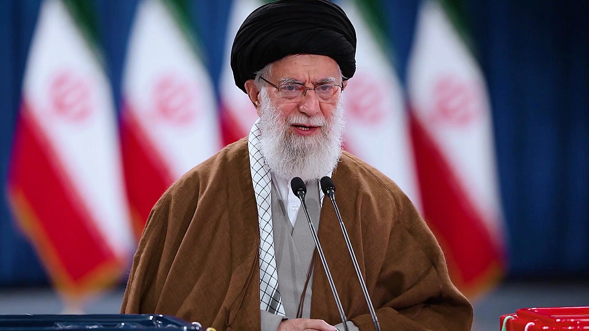 فیلم کامل حضور رهبر انقلاب در...