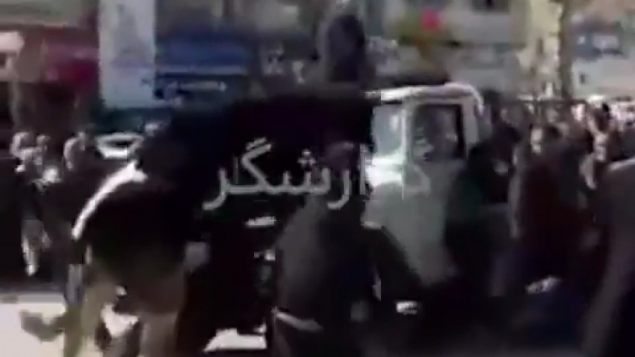 حمله گاو به مردم در جشن یکی از...