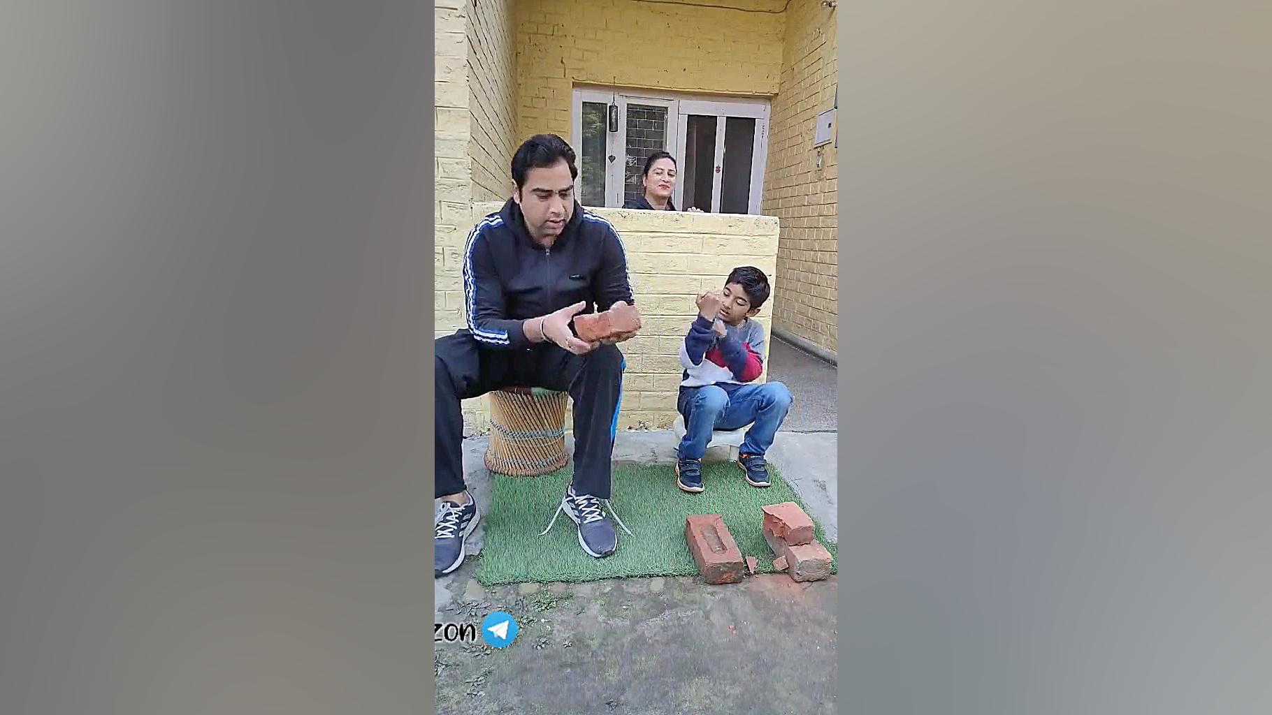 نصف کردن آجر توسط یک پسربچه با...