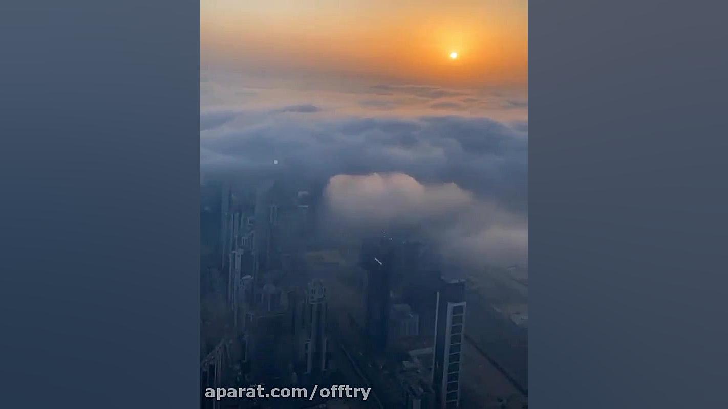 نمای غروب از بالای ابرها در بر...