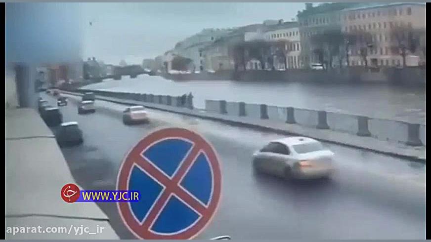 سقوط خودروی یک دختر به داخل رو...