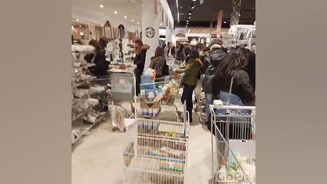 هجوم مردم و غارت فروشگاه های ا...