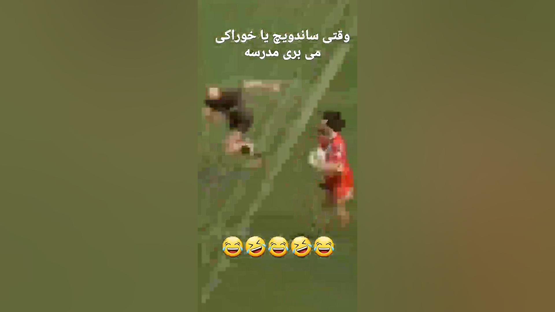 ساندویچ در دست در حال فرار از...