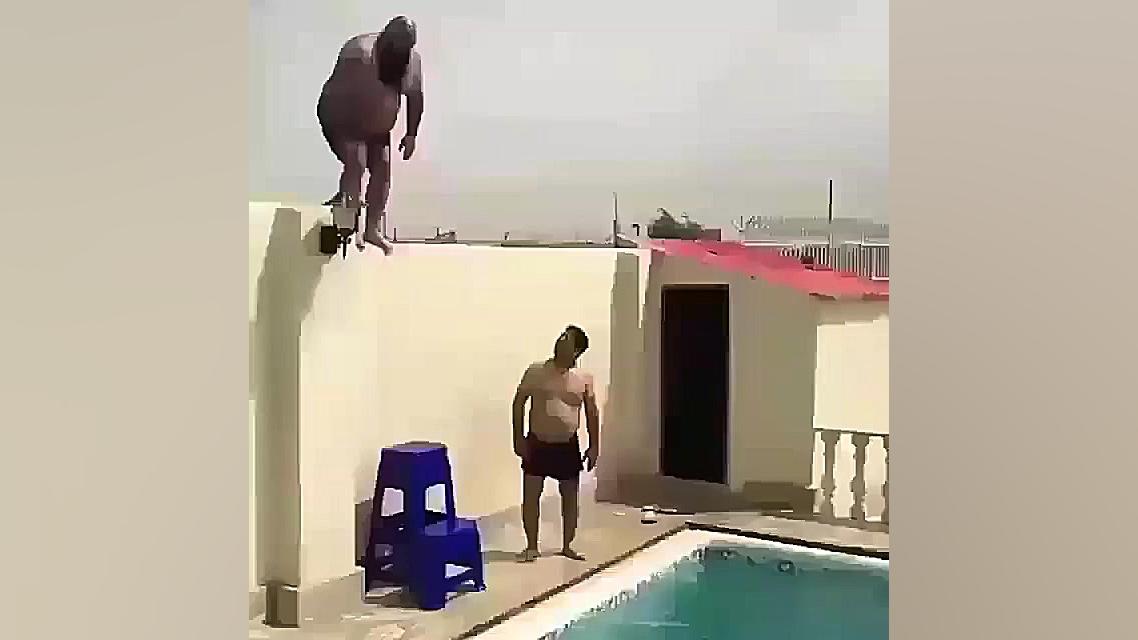 کلیپ خنده دار شیرجه سنگین وزن