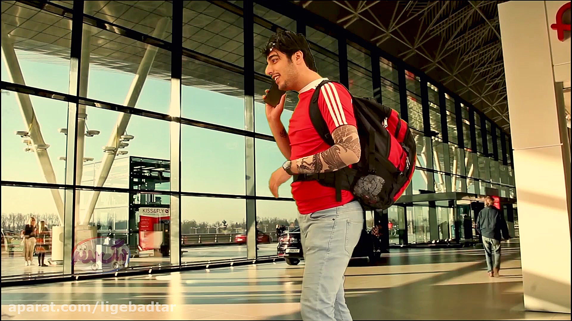 رقص بازیکن پرسپولیس وسط فرودگا...