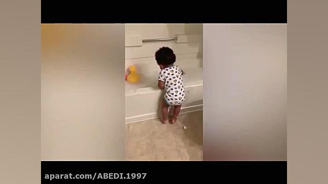 بچه های بامزه با اب بازی میکنن...