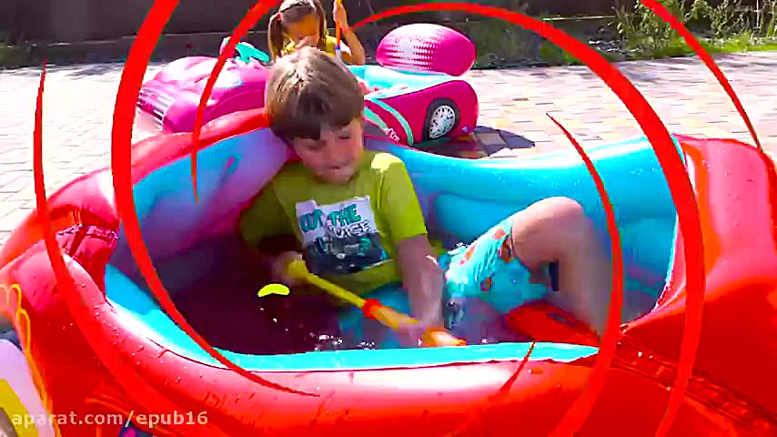 ساشا و فیلیپ آب بازی می کنند