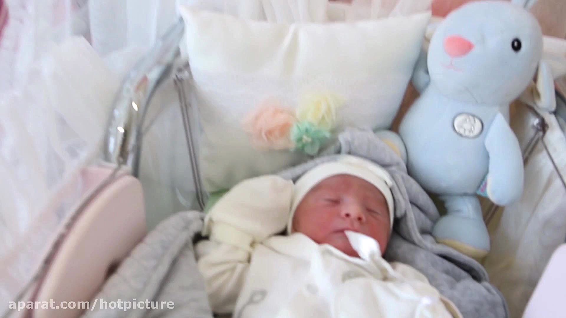 لحظه ی به دنیا آمدن نوزاد در ب...