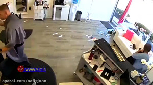 وحشت آرایشگر زن و مشتریان از و...