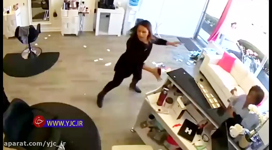 وحشت آرایشگر زن و مشتریان از و...