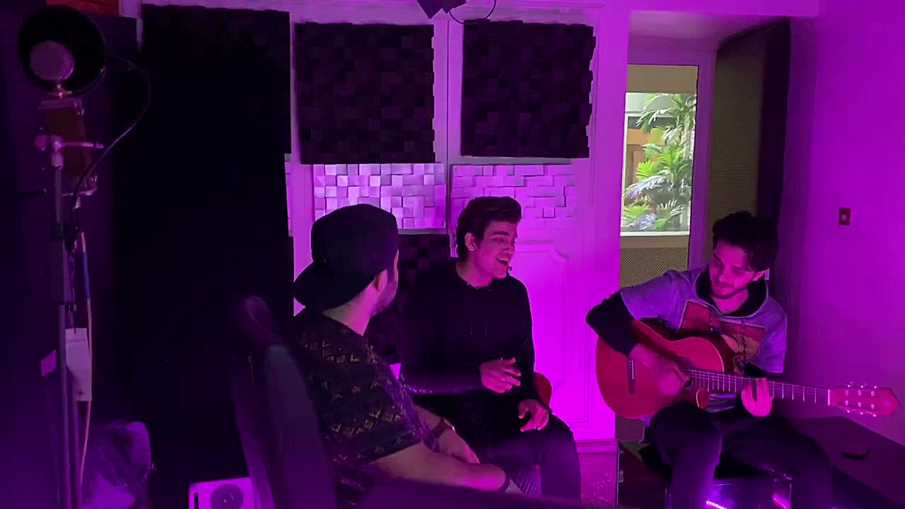 علیرضا خان  اجرای زنده ی آهنگ...