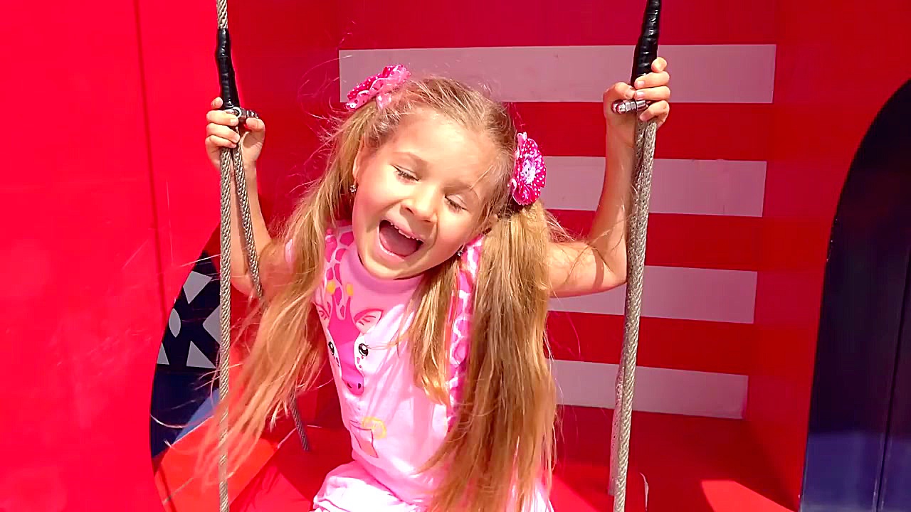 دیاناشو...دیانا با اسباب بازی...