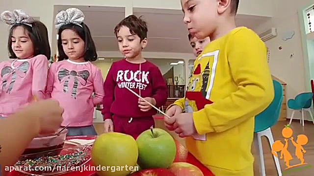 جشنواره سیب در مهد کودک دو زبا...