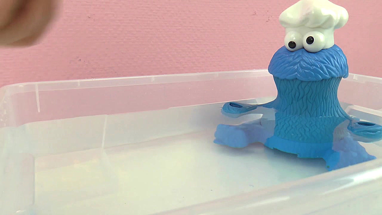 لذت آب بازی برای بچه هیولا با...