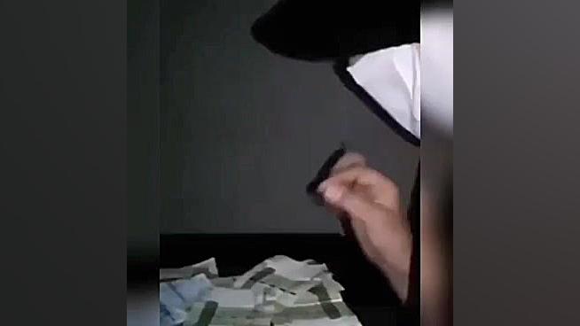 تف کردن زن جوان کرونایی برای آ...