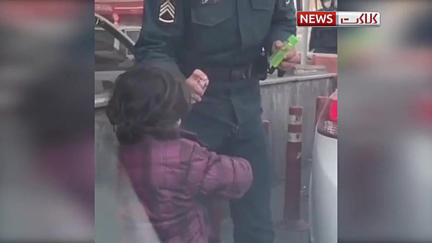 ضد عفونی کردن دستان کودک کار ت...