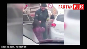 ضدعفونی کردن دستان کودک کار تو...