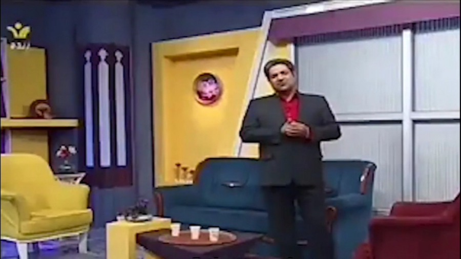 زانو زدن مجری یزدی برای یک درخ...