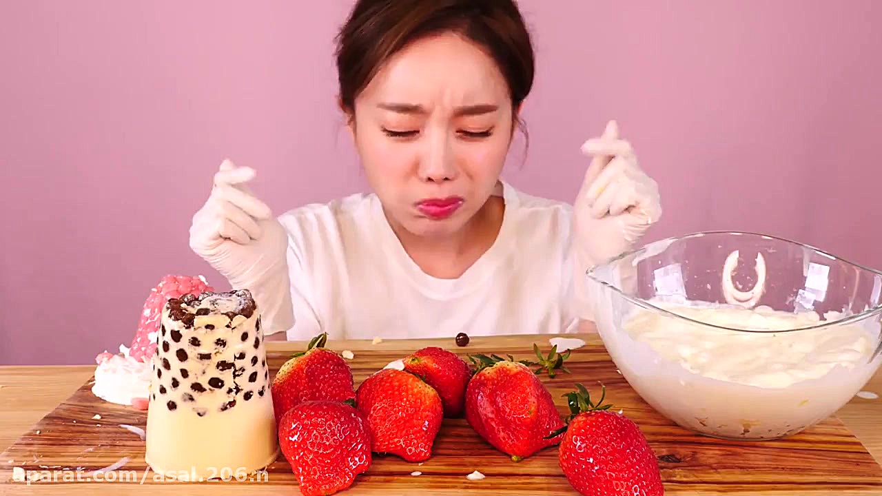 چالش فود اسمر.توت فرنگی و خامه...