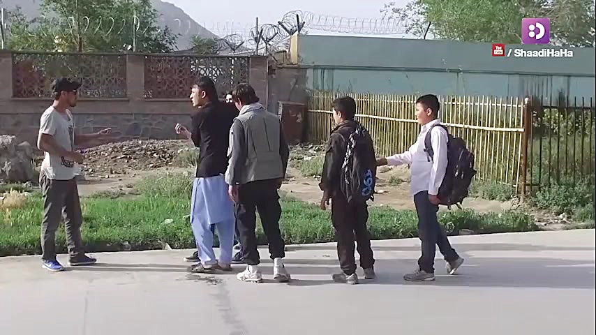 کمره مخفی  لول خوردن در سر سرک...