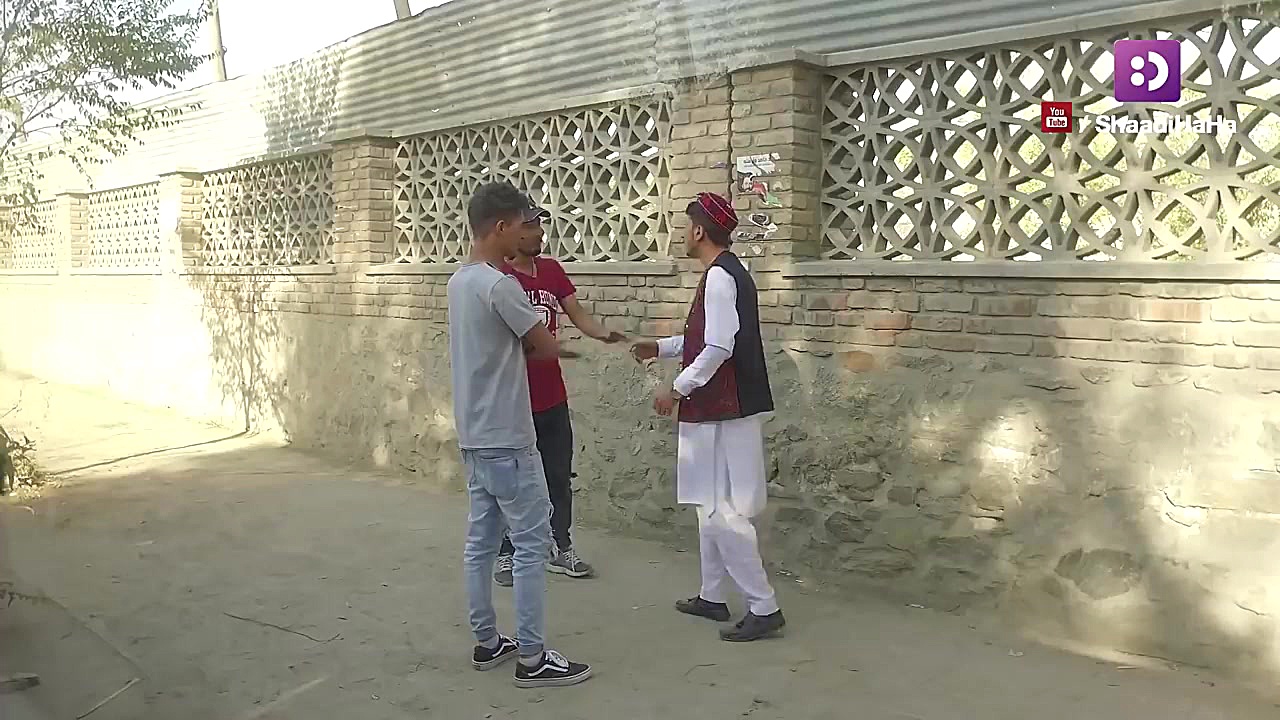 کمره مخفی  سلام دادن به شخص نا...