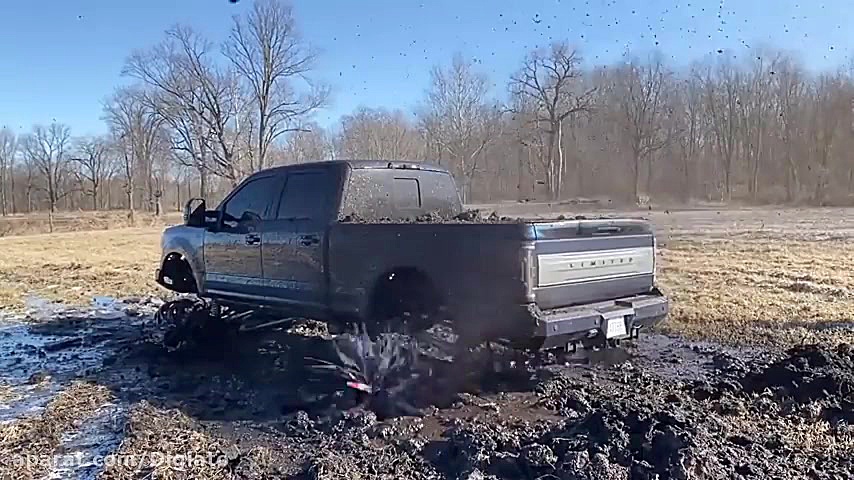 فورد F 350 با چرخ‌های تیغ دار...