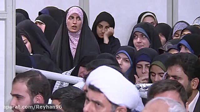 همخوانی دانشجویان در حضور رهبر...