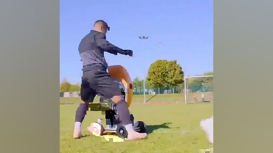 اینم از تمرین های فوتبالیست ها